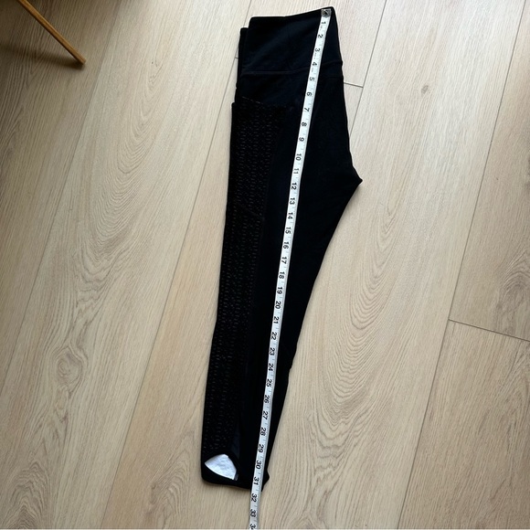 Athleta cropped black leggings w pocket & textured pattern side panel - size S - Picture 7 of 9